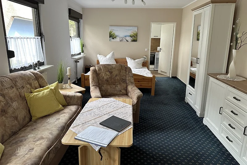 Gemütliches Schlafzimmer mit Holzdetails und stilvoller Beleuchtung.