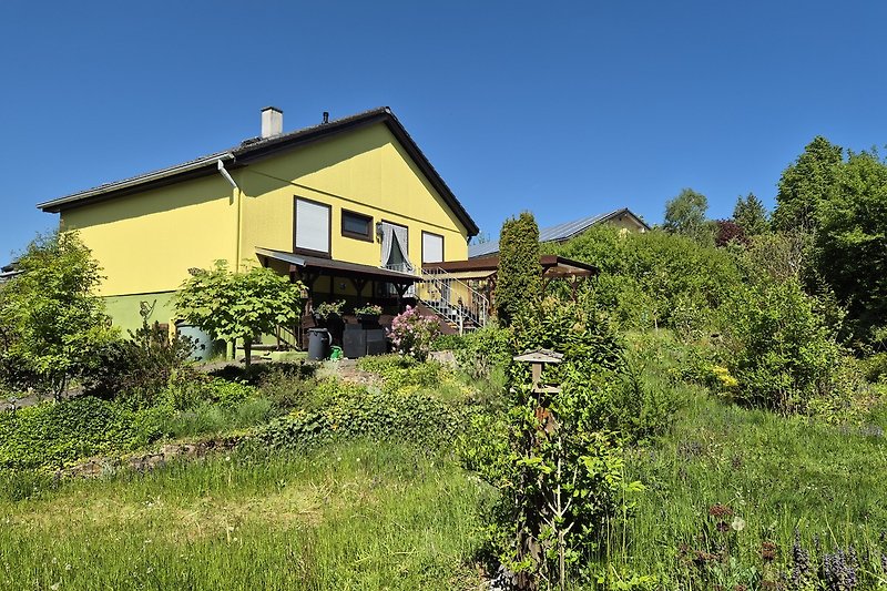 Großzügiger Garten rund um das Ferienhaus