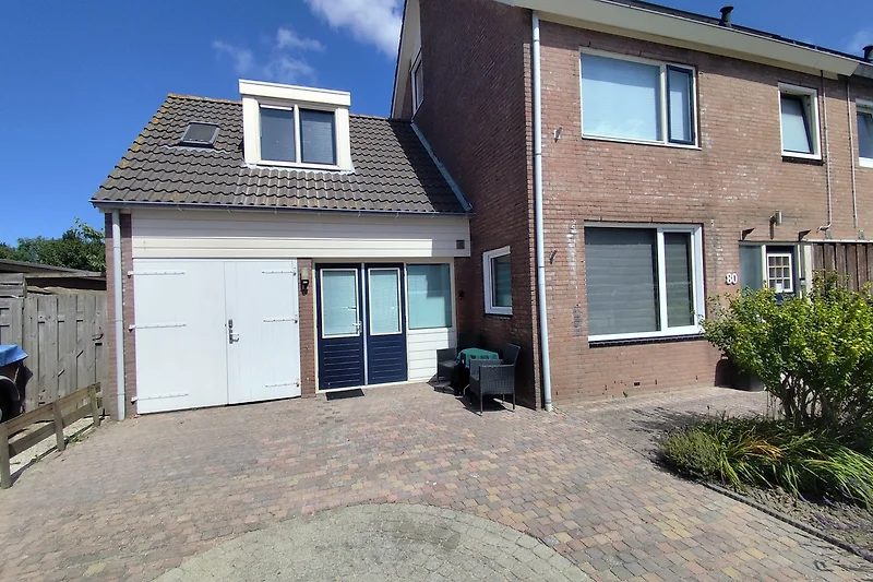 Ingang studio met parkeerplaats