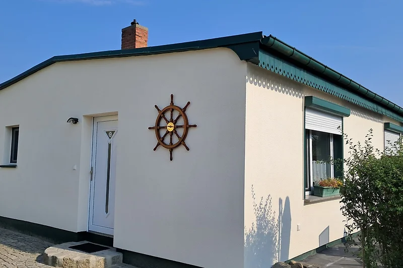 Cottage mit farbenfroher Fassade und einladender Haustür.