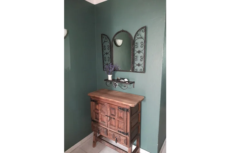 Holzschränke und Fliesen im Badezimmer mit stilvollem Waschbecken.