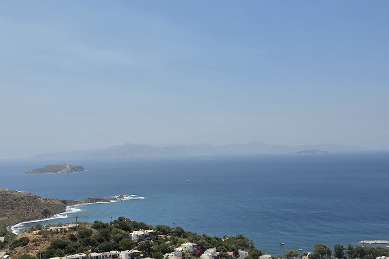 Atemberaubender Meerblick mit blauem Wasser und Küstenlandschaft.