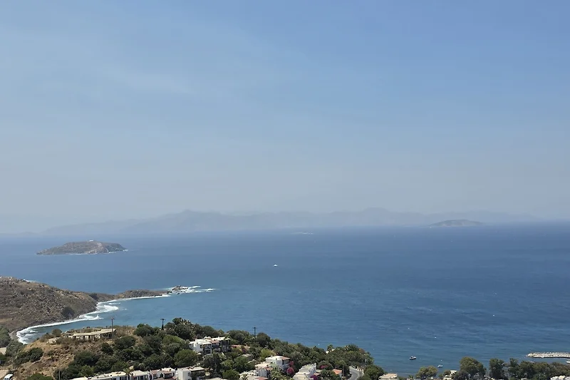 Atemberaubender Meerblick mit blauem Wasser und Küstenlandschaft.