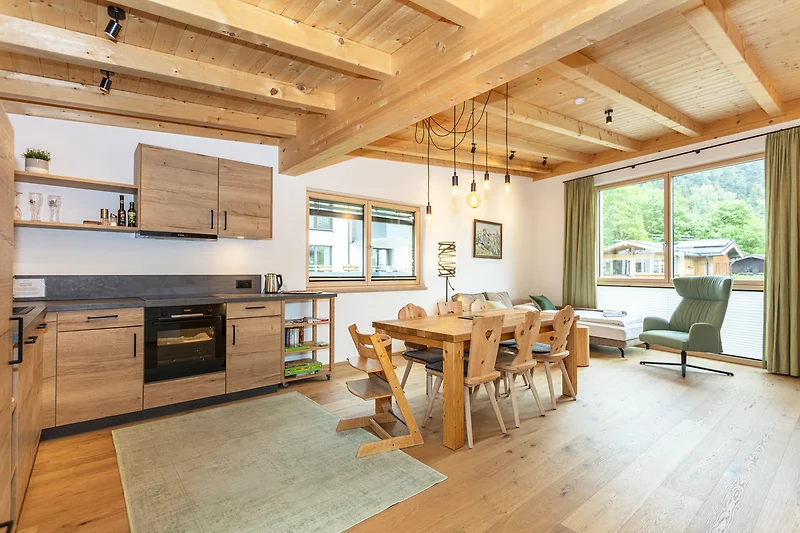 Natur Ferienwohnung ZirbenWald. Vollausgestattete Küche mit Essbereich im Obergeschoß. Panoramafenster zu den Bergen.