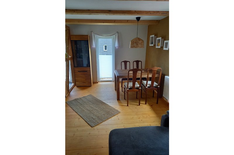 Holzinterieur mit Essbereich und natürlichem Licht.
