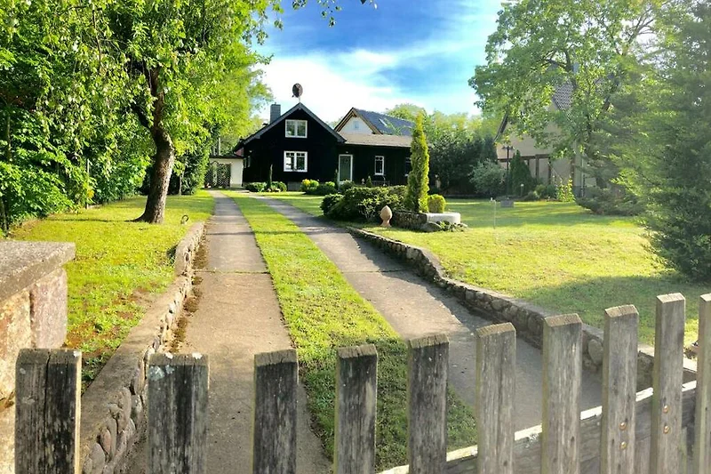 Gemütliches Landhaus mit gepflegtem Garten und Zaun.