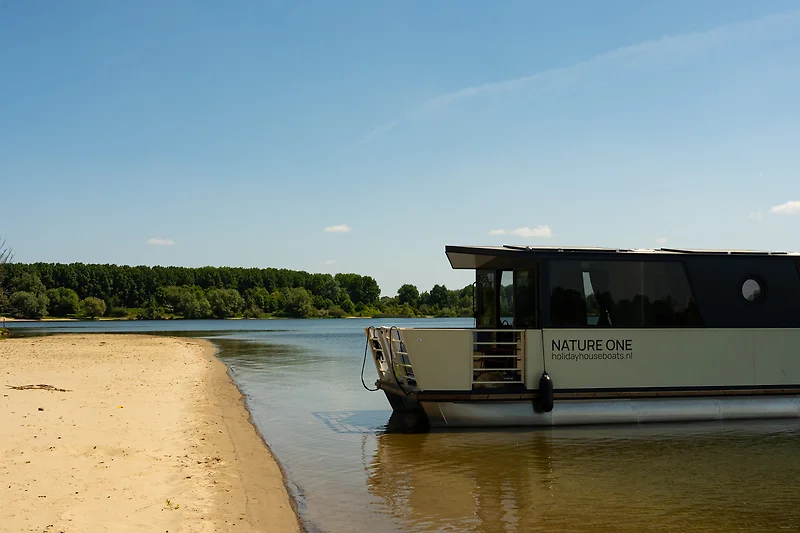 Bootsfahrt auf ruhigem Fluss mit umliegender Natur.