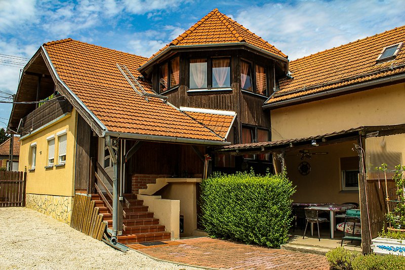 Große Veranda mit Balkon und Einfahrt im Vorort.