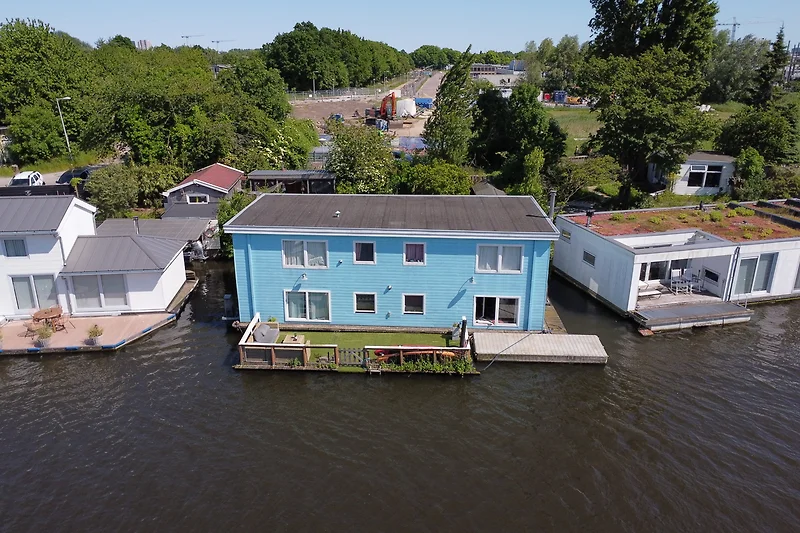 Dit is onze woonboot vanaf de achterkant. We verhuren een appartement boven en een appartement beneden