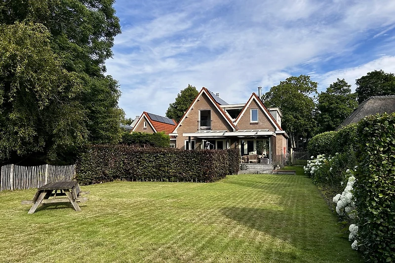 Geniet van de prachtige 400m2 tuin