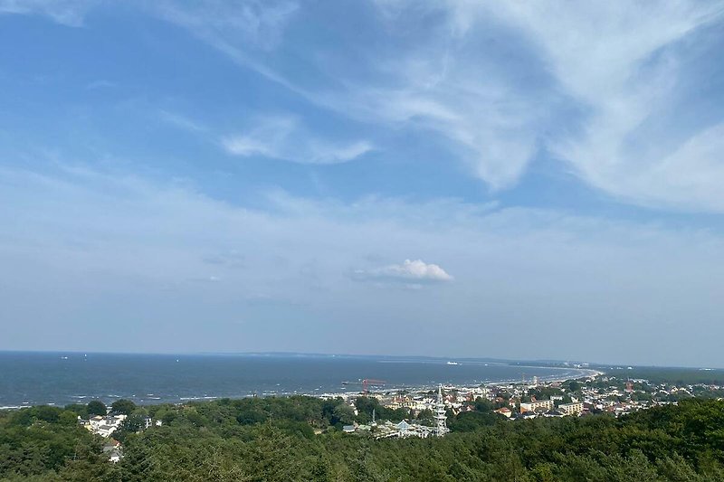 Strand mit blauem Himmel, Meer und Wolken