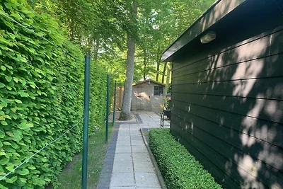 Einfacher Zugang zum großen Garten auf der Eingangsseite Einfacher Zugang zum großen Garten auf der Eingangsseite