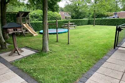Großer, umzäunter, kinderfreundlicher Garten mit Trampolin und anderen Spielgeräten Großer, umzäunter, kinderfreundlicher Garten mit Trampolin und anderen Spielgeräten