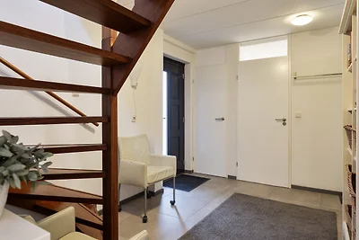Zurück zum Eingangsbereich mit einer Hartholztreppe Zurück zum Eingangsbereich mit einer Hartholztreppe