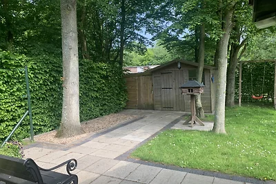 Gartenhaus für unsere Werkzeuge und links ein abschließbarer Fahrradabstellplatz für unsere Gäste Gartenhaus für unsere Werkzeuge und links ein abschließbarer Fahrradabstellplatz für unsere Gäste