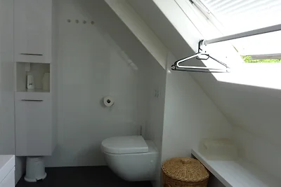 ... und außerdem mit Toilette und Badmöbeln ... und außerdem mit Toilette und Badmöbeln