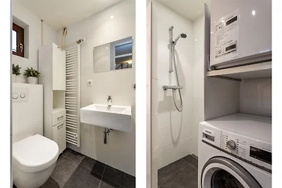 Badezimmer unten: Dusche, Waschbecken, Toilette. Außerdem eine Waschmaschine und zusätzlicher Kühlschrank für Getränke. Badezimmer unten: Dusche, Waschbecken, Toilette. Außerdem eine Waschmaschine und zusätzlicher Kühlschrank für Getränke.