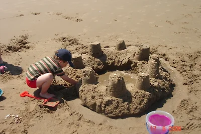 Spass am Strand und Sandburgen bauen Spass am Strand und Sandburgen bauen
