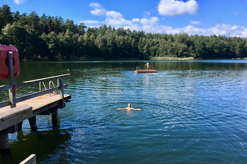 Total beliebt: Der Rote See (6 km) mit Nichtschwimmer-Zone, Gaststätte und viel Wald