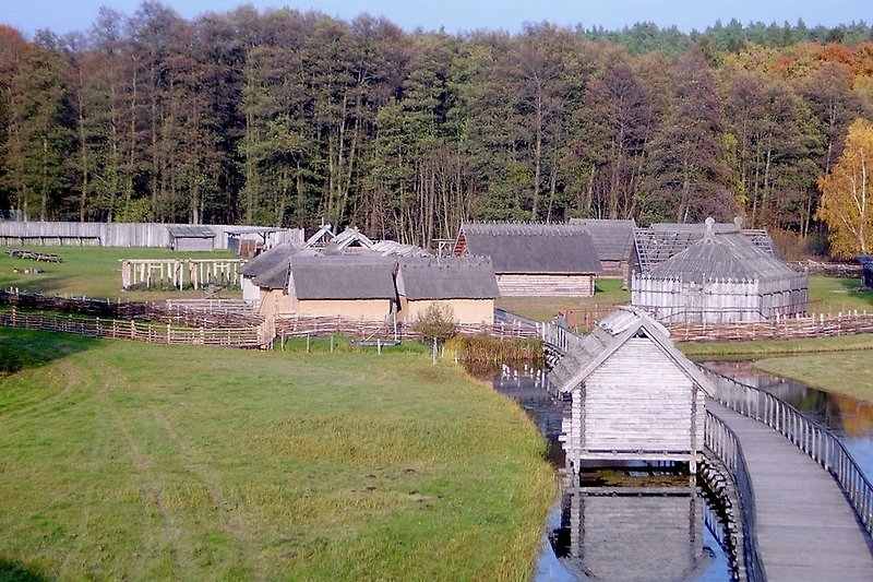 Historische Slawensiedlung und Kamelhof in der Nähe von Sternberg (11 km)