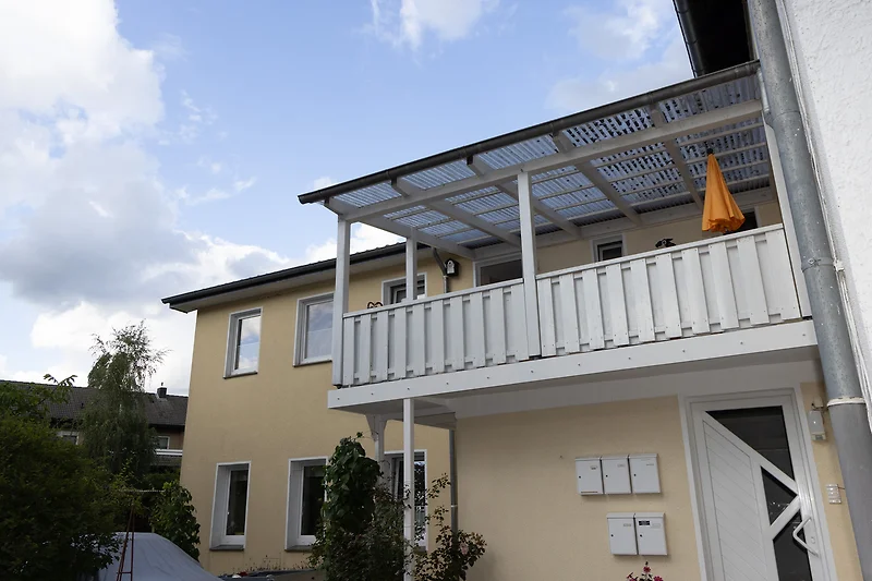 Die Ferienwohnung befindet sich in der ersten Etage, der gezeite Balkon gehört dazu.