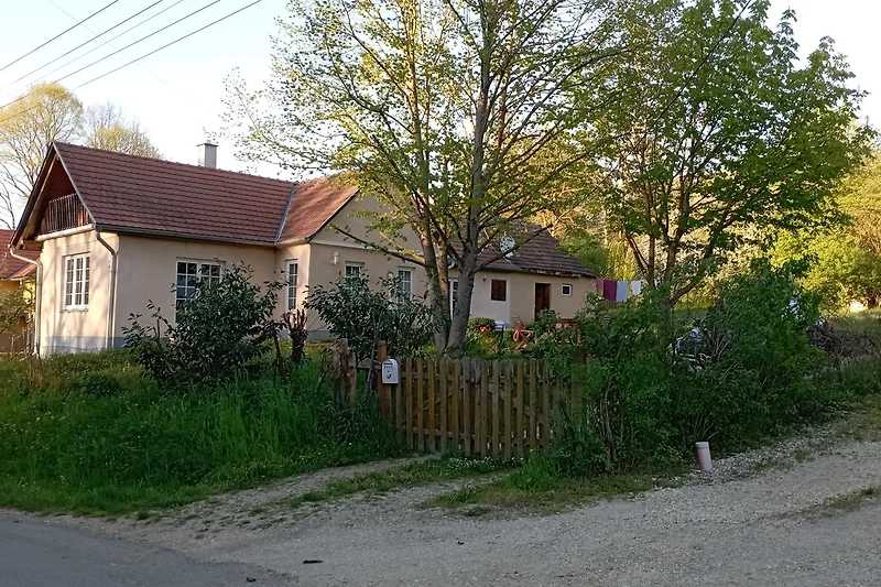 Ländliches Haus mit Garten und Einfahrt am Rande des Dorfes.