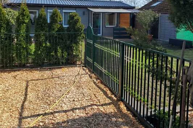 Ferienhaus MIA Außenansicht.
Eingezäunt und neu angelegter Garten.