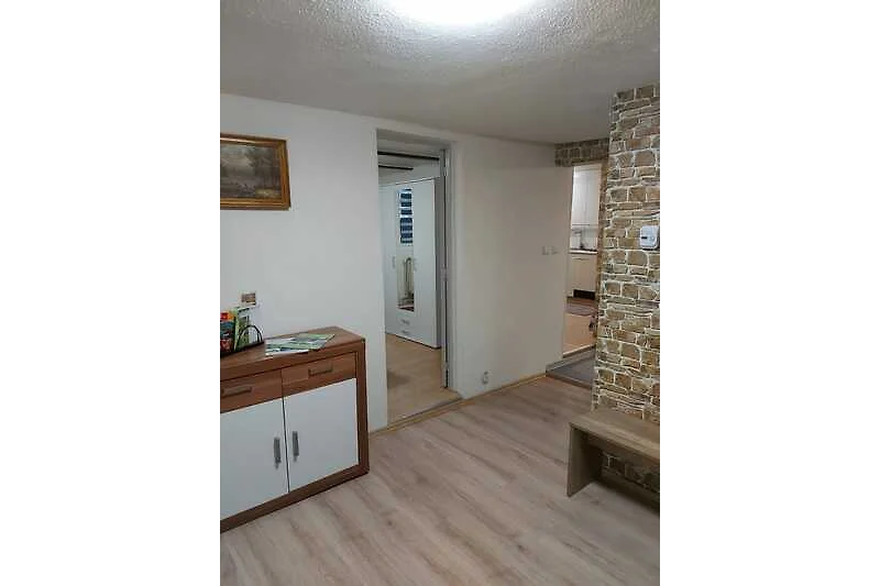 Holzinterieur mit Schränken und Spüle, Tageslicht durchflutet.