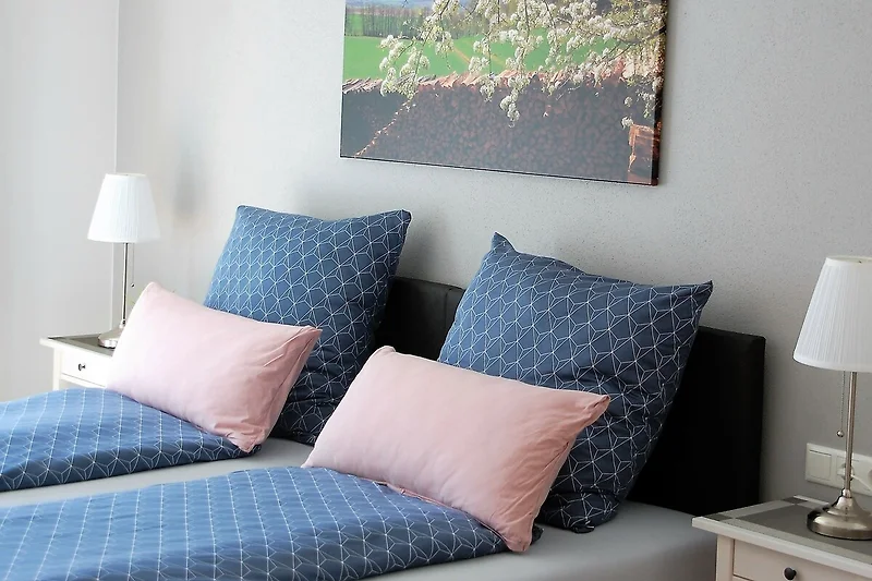 Gemütliches Schlafzimmer, stilvoll dekoriert.