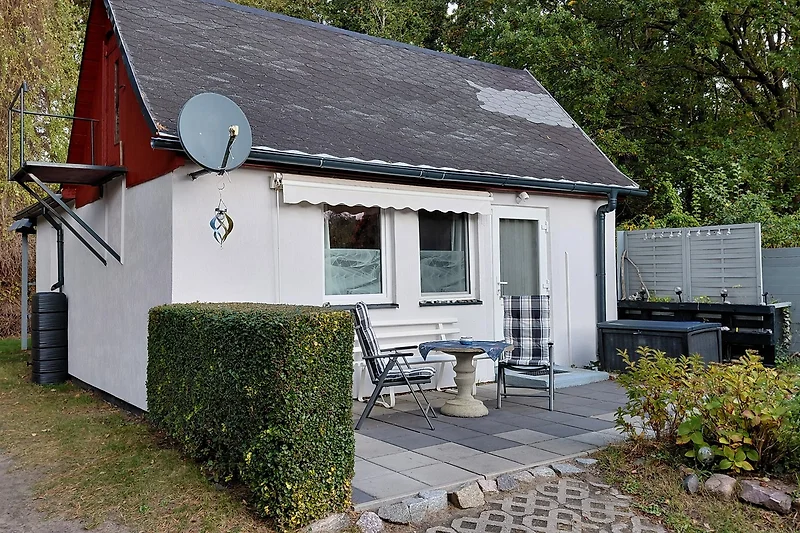 Gemütliches Ferienhaus mit kleinem Garten und einladender Veranda.