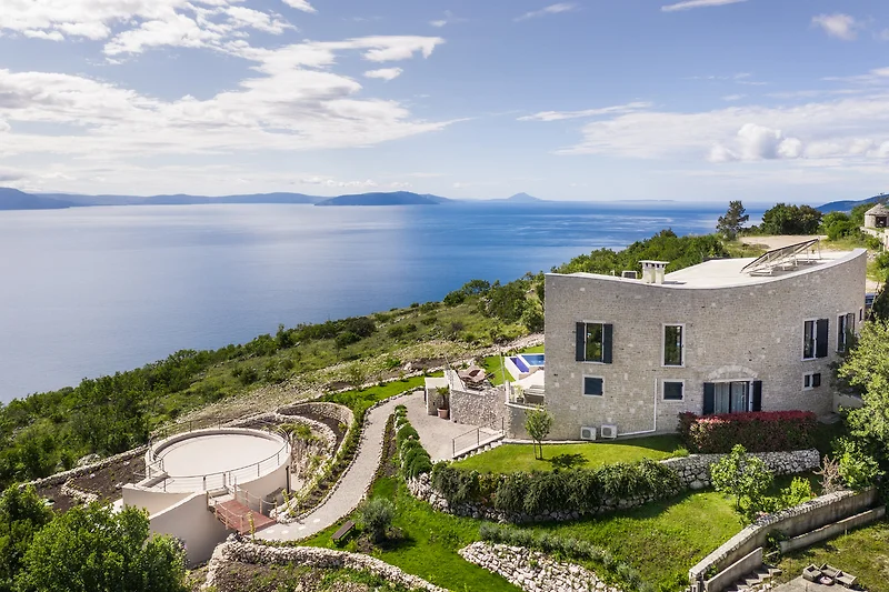 Wunderschöner Blick auf die Villa und das Meer