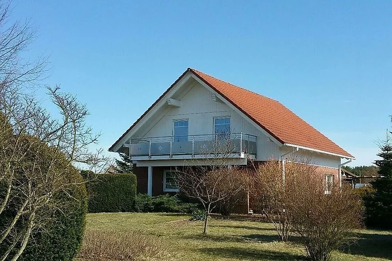 Gemütliches Haus mit gepflegtem Garten und Balkon.