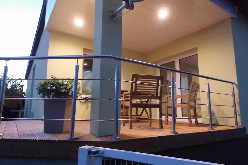 Großzügiger Balkon mit Edelstahlgeländer, Composite-Deck und Tageslicht.