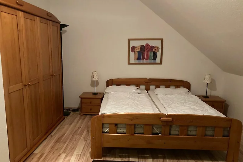 Gemütliches Schlafzimmer mit Holzdekor und komfortablem Bett.