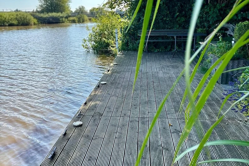 Steg mit direktem Zugang vom Garten aus