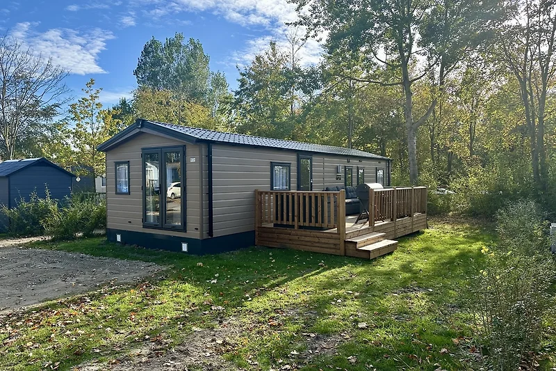 Mobilheim im Park: Urlaub im eigenen Caravan zwischen Bäumen genießen.