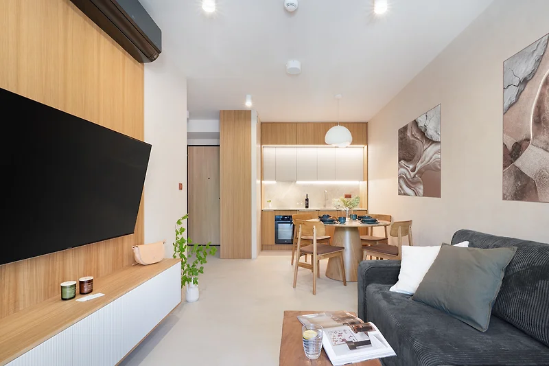 Zweizimmerapartment mit Kochnische im Sea & Forest Resort. Wohnzimmer mit Balkon, Schlafsofa, Smart TV, Klimaanlage.