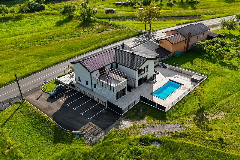 Villa mit Pool und gepflegtem Garten in ruhiger Wohngegend.