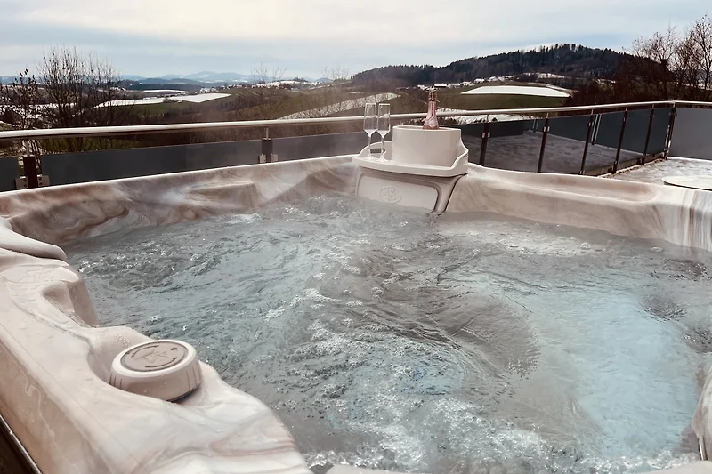 Whirlpool im Schnee: Entspannung im warmen Wasser bei Winterkulisse.