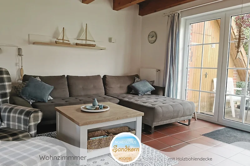 Stilvolles Wohnzimmer mit komfortabler Couch und eleganter Beleuchtung. Stilvolles Wohnzimmer mit komfortabler Couch und eleganter Beleuchtung.