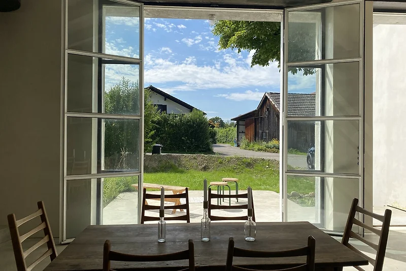 Holzmöbel und Glasakzente für stilvolles Ambiente.