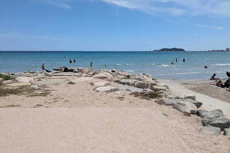Entspannen Sie am türkisblauen Meer und weißen Sandstrand.