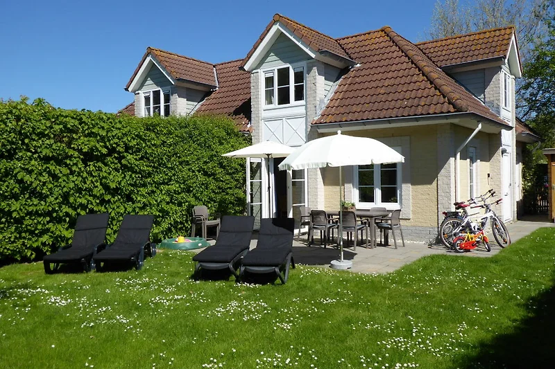 Gemütliches Ferienhaus mit Garten und Einfahrt in ruhiger Lage.
