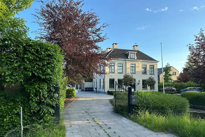 Historische Villa mit großzügiger Einfahrt im Vorort.