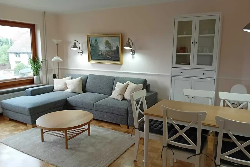 Gemütliches Wohnzimmer mit Holzdekor und stilvoller Beleuchtung.