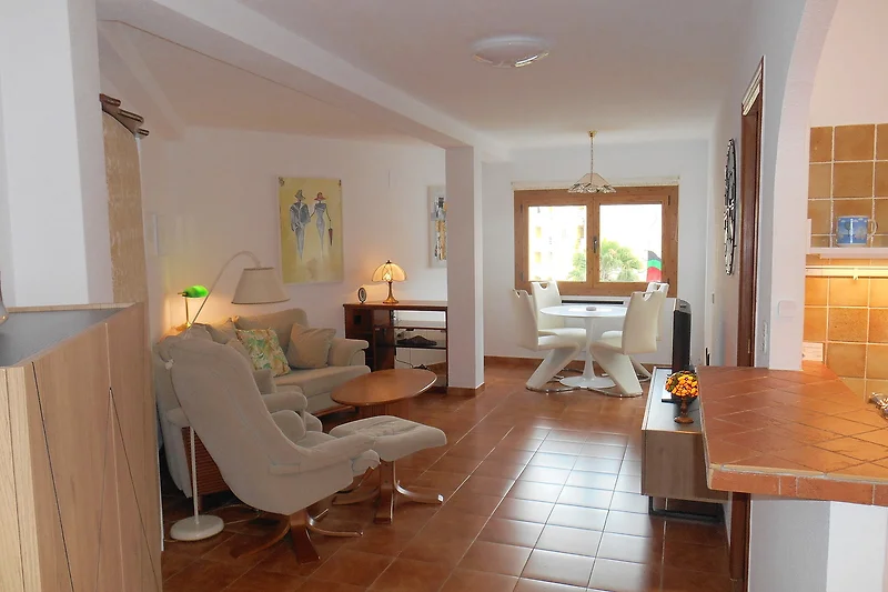 Wohnzimmer mit eleganter Einrichtung und stilvollen Holzmöbeln.