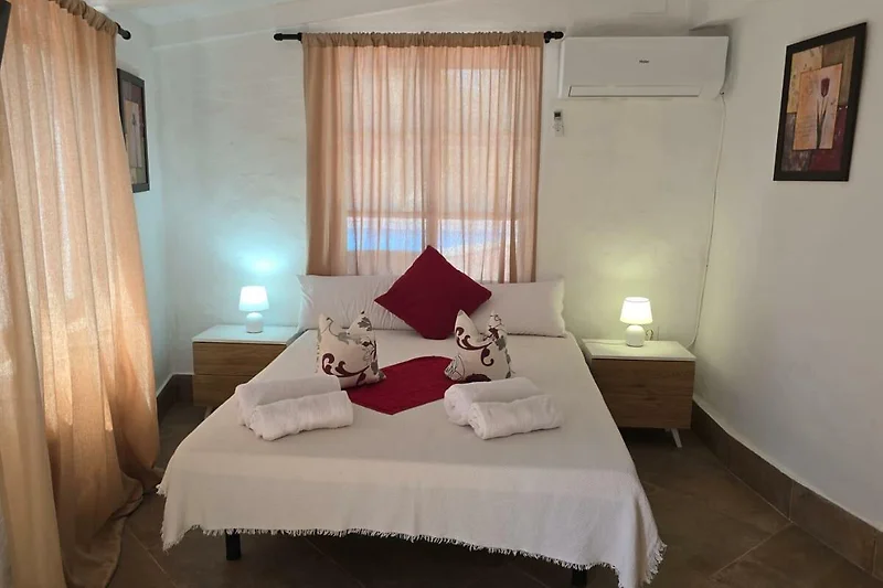 Gemütliches Schlafzimmer mit stilvoller Einrichtung und Pflanzen.