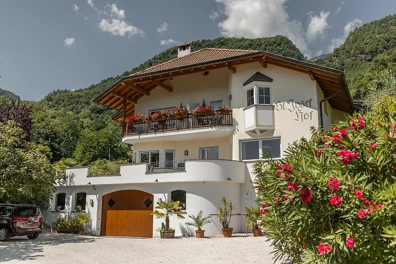 Der St. Josefhof am Kalterer See.