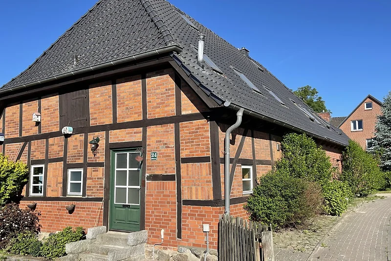 Historisches Bauernhaus mit Ziegelmauerwerk und Schornstein.