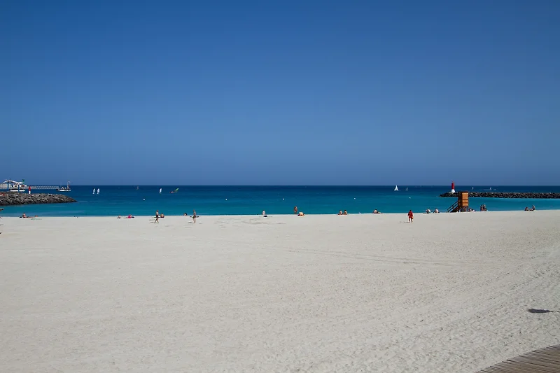 Entspannen Sie am tropischen Strand mit kristallklarem Wasser.